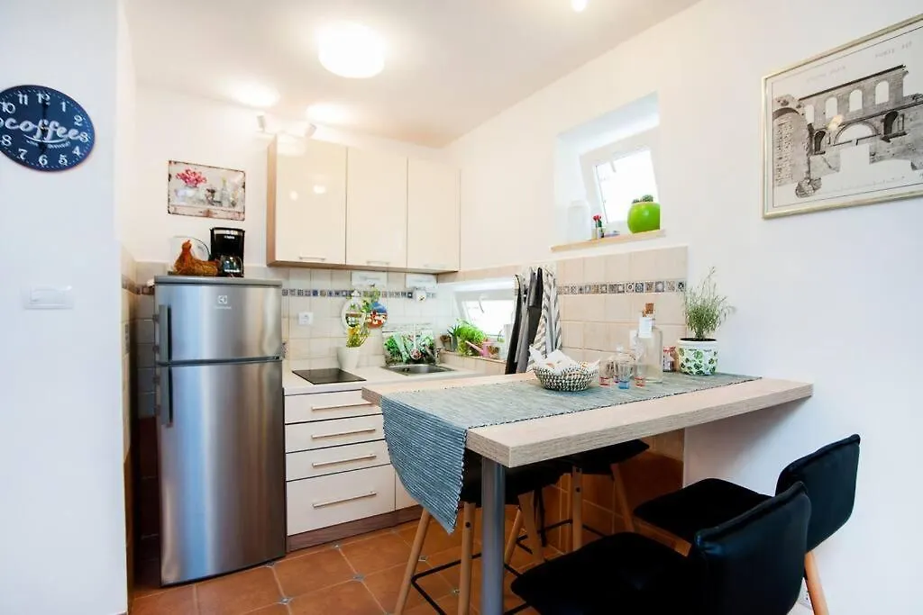 Apartment Dumaneo Art - Two Bedroom Apartment Split Croatia