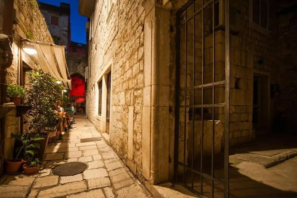 Apartment Dumaneo Art - Two Bedroom Apartment Split Croatia